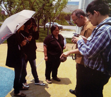 拜石與客戶討論工程 拜石與客戶討論工程